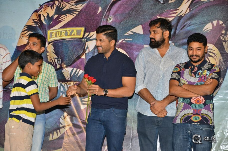 Army-People-Watching-Naa-Peru-Surya-Naa-illu-India-Movie-Photos